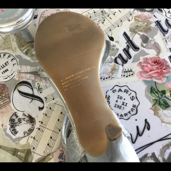 KENNETH COLE UNLISTED SILVER SANDALS CLEARING OUT - Picture 4 of 13